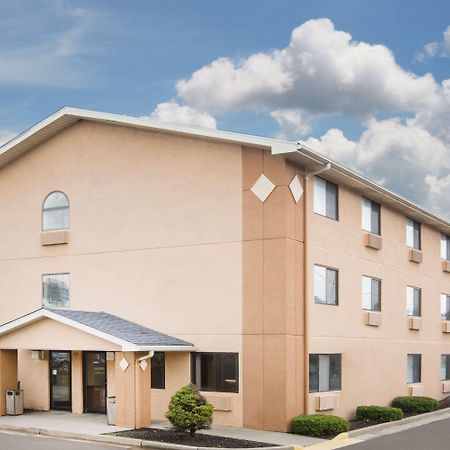 Super 8 By Wyndham Beckley Hotel Bagian luar foto
