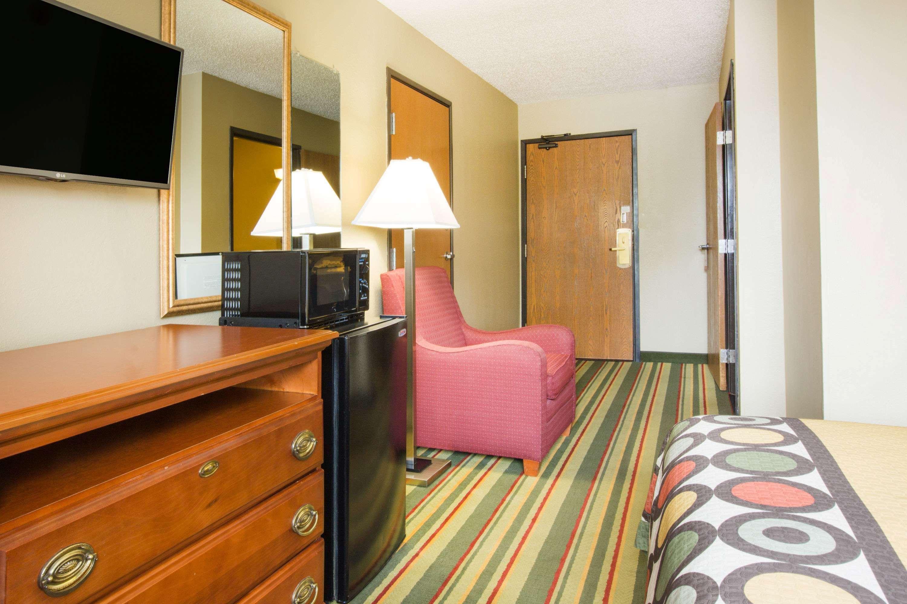 Super 8 By Wyndham Beckley Hotel Bagian luar foto