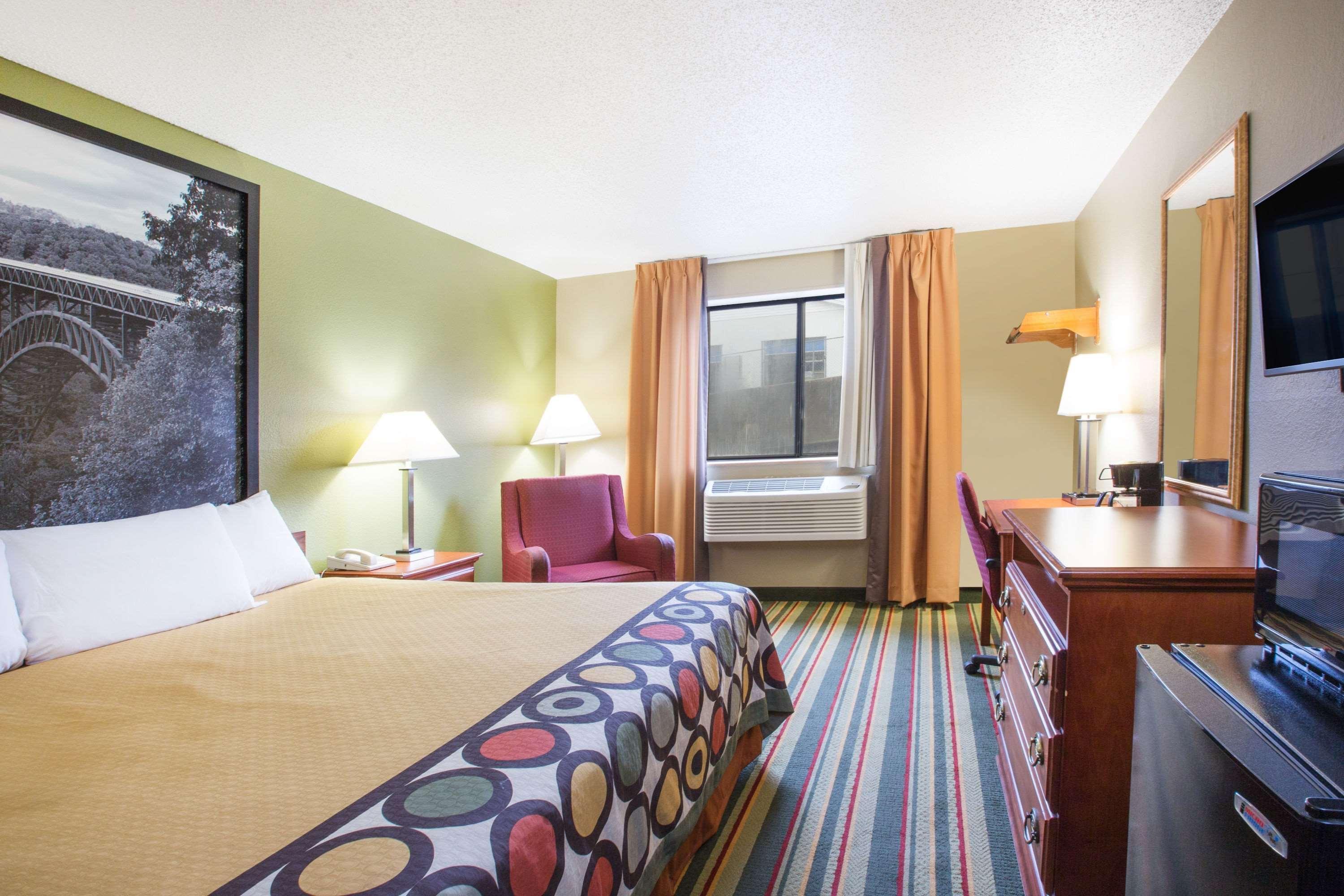 Super 8 By Wyndham Beckley Hotel Bagian luar foto