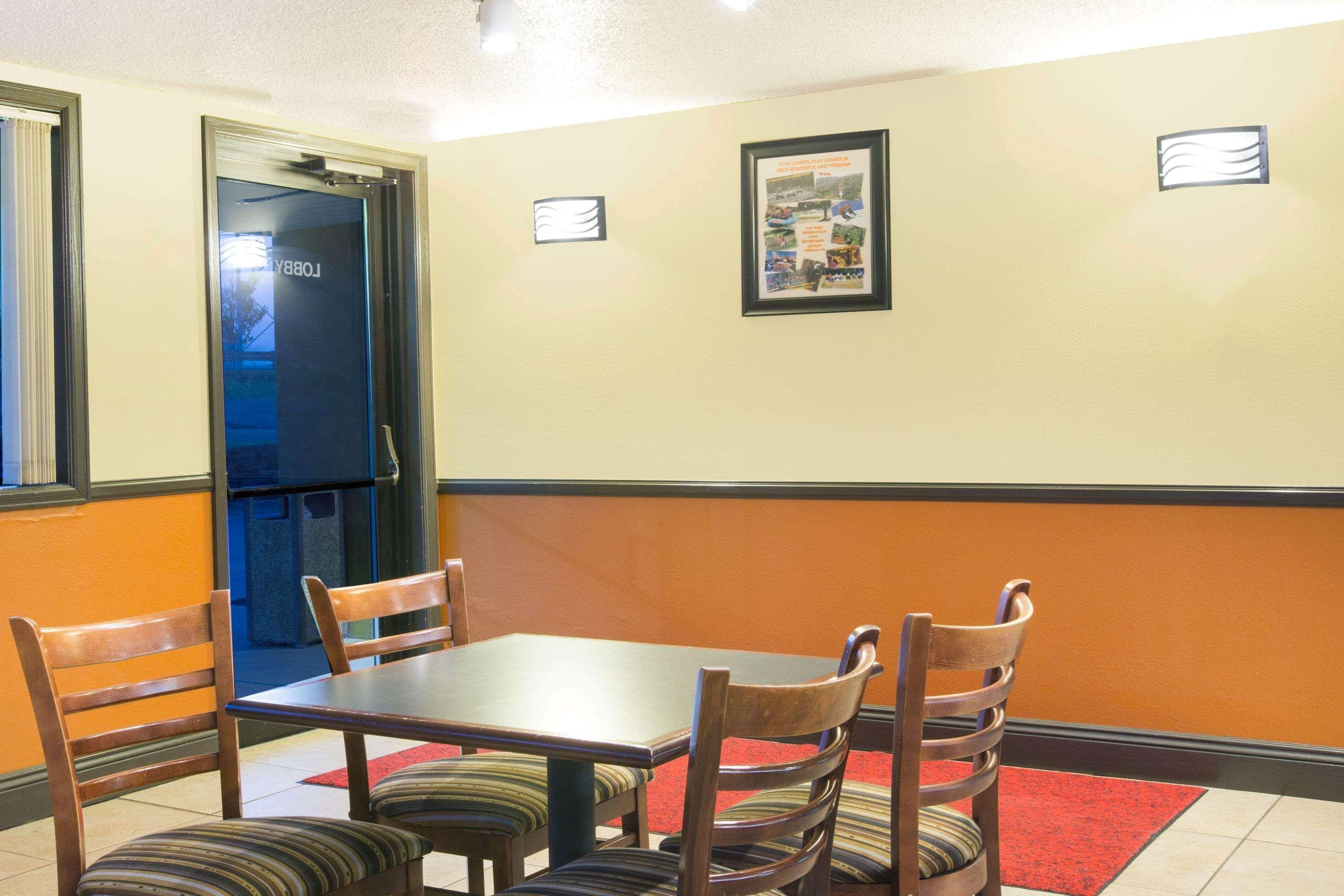 Super 8 By Wyndham Beckley Hotel Bagian luar foto